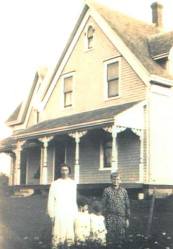 L-R Mary Jeffery, children, and Dorcas Jeffery; Jeffery family Collection