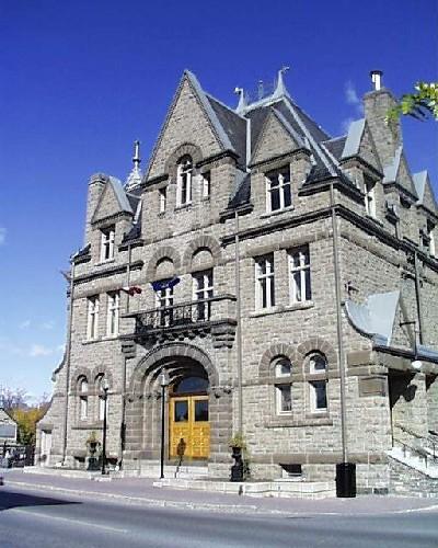 front view; F. Cane: Min. of Culture 2001