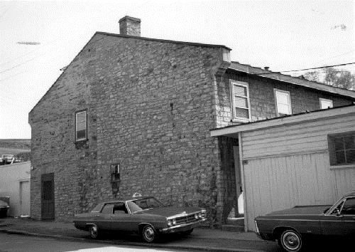 Side elevation of the St. Louis Barracks facing d'Auteuil Street, 1969.; Agence Parcs Canada / Parks Canada Agency, 1969.