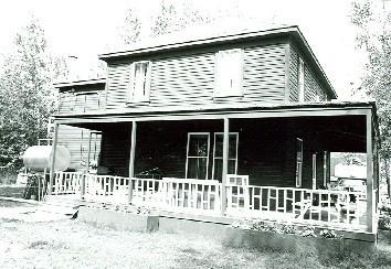 Corner view of the Commanding Officer's Residence, showing the wood-frame construction with wood siding, 1987.; Department of the Environment / Ministère de l'Environnement, 1987.