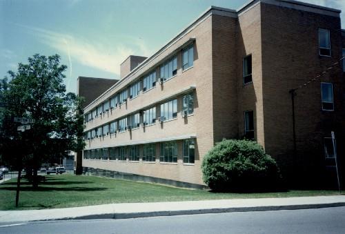 Rear view of the Chemical Radioactive Ores Building, showing the steel frame construction and broad expanses of exterior brick veneer.; Agence Parcs Canada / Parks Canada Agency.