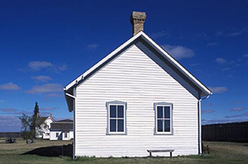 Side view of the Guard House, emphasizing the balloon frame construction and exterior walls of clapboard, 2003.; Parks Canada Agency / Agence Parcs Canada, M. Fieguth, 2003.