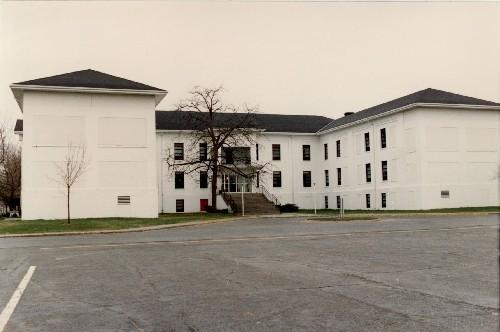 East elevation of Building B-1, showing the building’s symmetrical and horizontal massing, 1993.; Department of National Defence / Ministère de la Défense nationale, 1993.