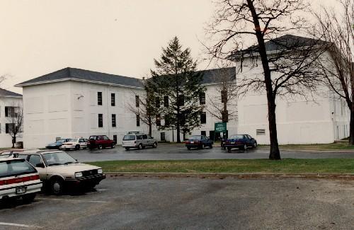 West elevation of Building B-1, showing the enlivening of the simple wall surfaces by the ordering and framing of the window openings, 1993.; Department of National Defence / Ministère de la Défense nationale, 1993.