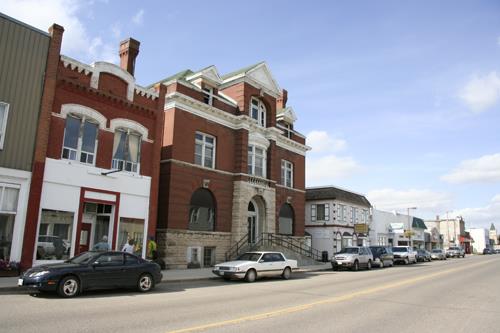 Contextual view, from the southeast, of the Old Bank of Montreal, Carberry, 2007; Historic Resources Branch, Manitoba Culture, Heritage and Tourism, 2007