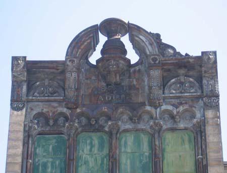 Bold cornice with a broken pediment framing a large mortar and pestle on top of the Petrie Building.; Lindsay Benjamin, 2007.