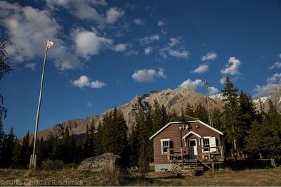 Windy Lodge Warden Cabin with mountain backdrop, 2018.; Agence Parcs Canada/ Parks Canada Agency, 2018.