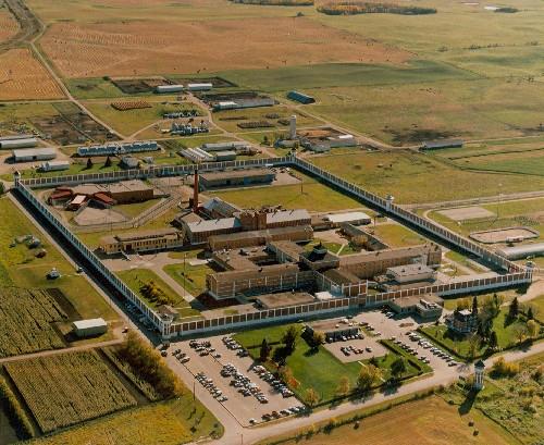 Aerial view of the Prince Albert Penitentiary, showing the Southern Tower D-2 on the far left of the image, 1990.; Correctional Service Canada / Service correctionnel Canada, 1990.