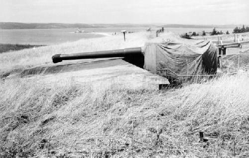 General view of the Gun Emplacement, Magazine and Crew Shelter 2, c. 1945.; Ministère de la Défense nationale / Department of National Defence.