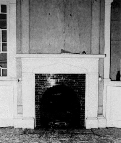 Interior view of the Ryan Residence, showing the fireplace mantel and the decorative features of the interior, including the smooth plaster on the walls, 1991.; Agence Parcs Canada / Parks Canada Agency, 1991.