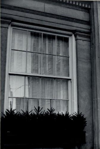 Detail view of the Old Toronto Post Office/Old Bank of Canada, showing a ground-floor window.; Agence Parcs Canada / Parks Canada Agency