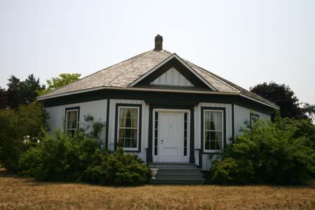 Of note is the front entrance with sidelights, Doric pilasters and a simulated entablature.; Ministry of Culture, 2007.