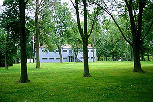 General view of the Men’s Two-Storey Barracks showing  its simple design and materials, 1994.; Parks Canada Agency / Agence Parcs Canada, B. Morin, 1994.