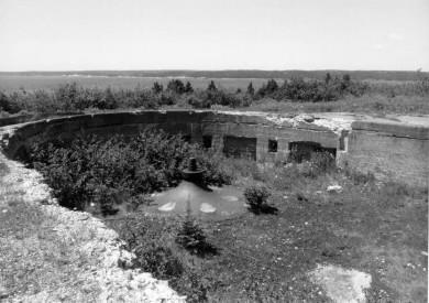 General view of the Gun Emplacements at Fort McNab, showing the low profile, reinforced, partly subterranean concrete structure of functional, utilitarian design, 1996.; Agence Parcs Canada / Parks Canada Agency, I. Doull, 1996.