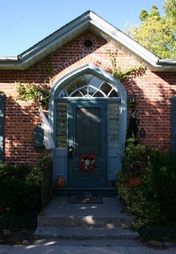 Detail of main entrance with Tudor-style arched transom; Susan Schappert, 2007
