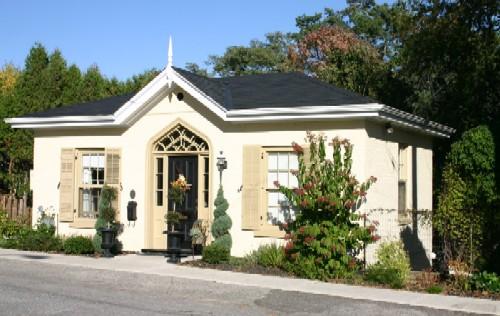 Front facade, corner view; Susan Schappert, 2007