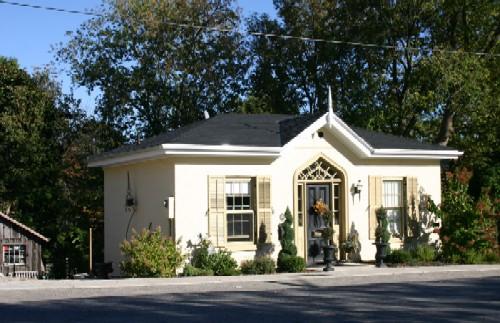 Front facade, corner view; Susan Schappert, 2007