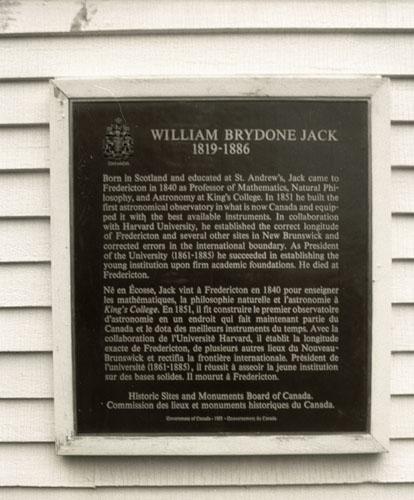 View of the plaque text outside the William Brydone Jack Observatory, Fredericton New Brunswick, 1992.; Agence Parcs Canada / Parks Canada Agency, 1992.