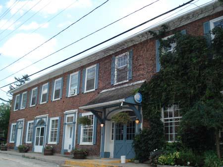 Of note are the 15 double-hung 8 over 8 windows and four original entrances.; Martina Braunstein, 2007.